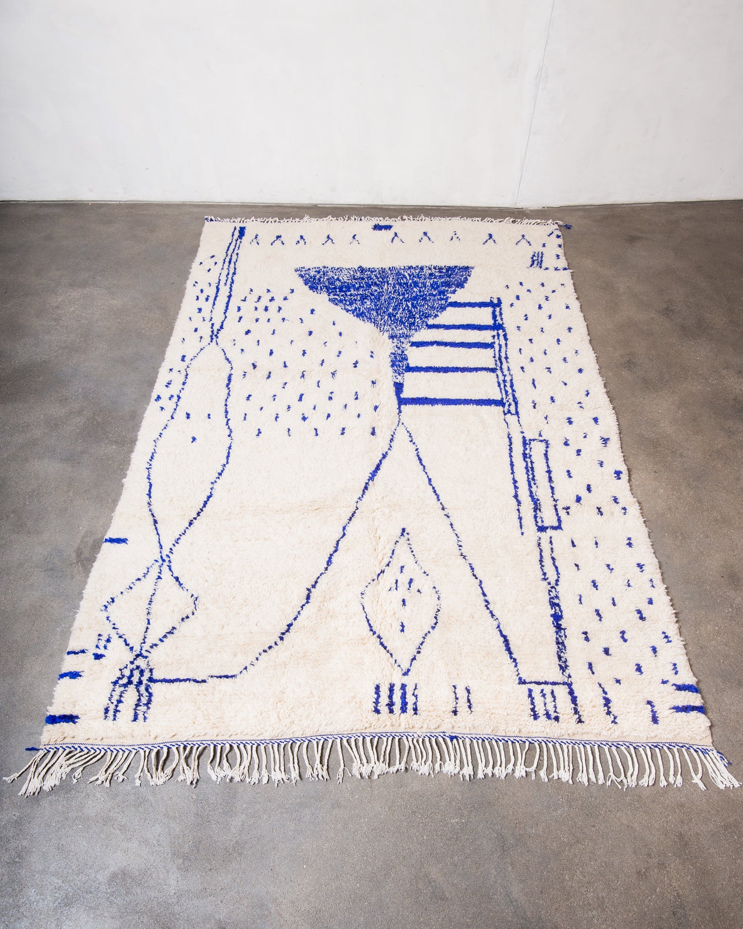 Modern designer handcrafted Berber rug from Morocco. Azilal rug with beautiful colours and patterns. Made of sheep’s wool and colourful cotton.